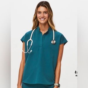 Figs Medium Rafaela scrub top in Caribbean Blue